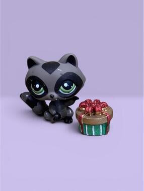 Littlest Pet Shop LPS Raccoon #450 with Present Accessory